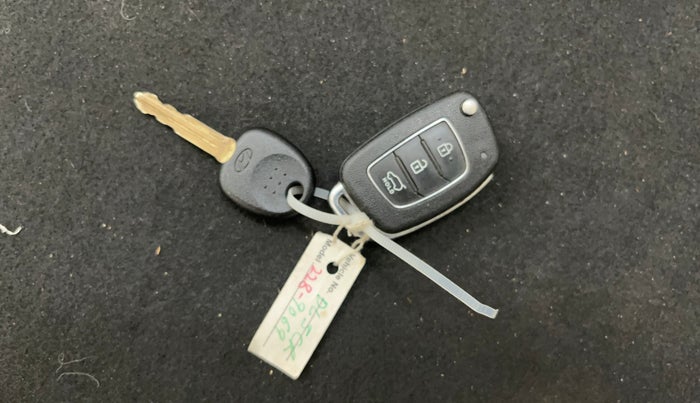 2020 Hyundai VENUE S+ 1.2, Petrol, Manual, 62,110 km, Key Close Up