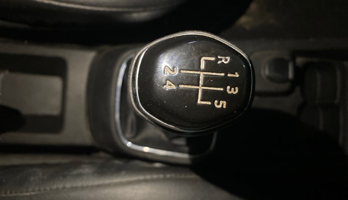 2019 Renault Kwid RXT 1.0 (O), Petrol, Manual, 42,793 km, Gear Lever