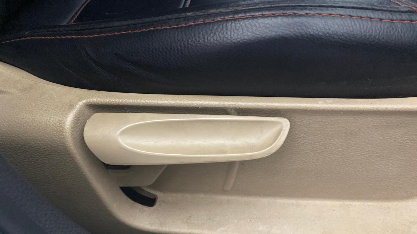 2016 Volkswagen Ameo COMFORTLINE 1.2L, Petrol, Manual, 70,467 km, Driver Side Adjustment Panel