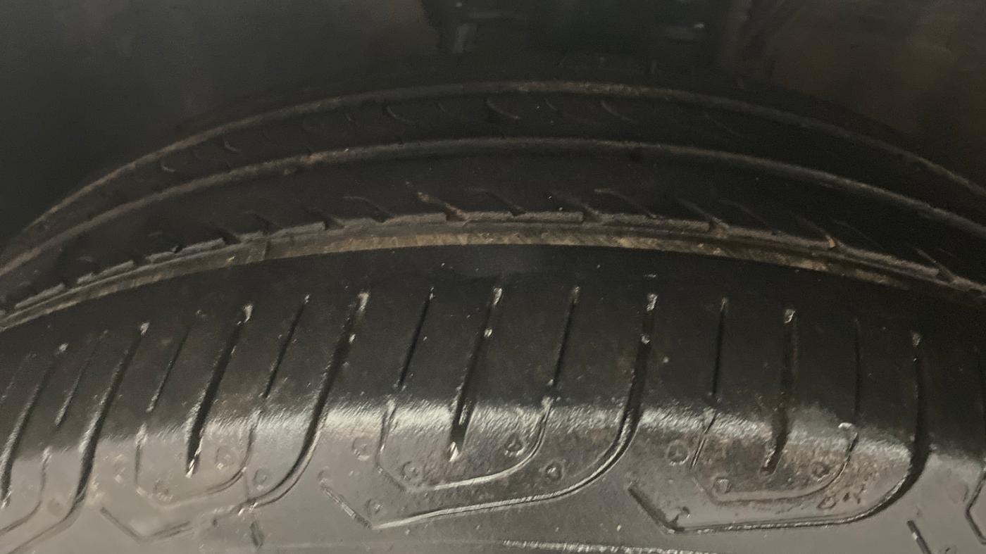 2016 Volkswagen Ameo COMFORTLINE 1.2L, Petrol, Manual, 70,467 km, Left Front Tyre Tread