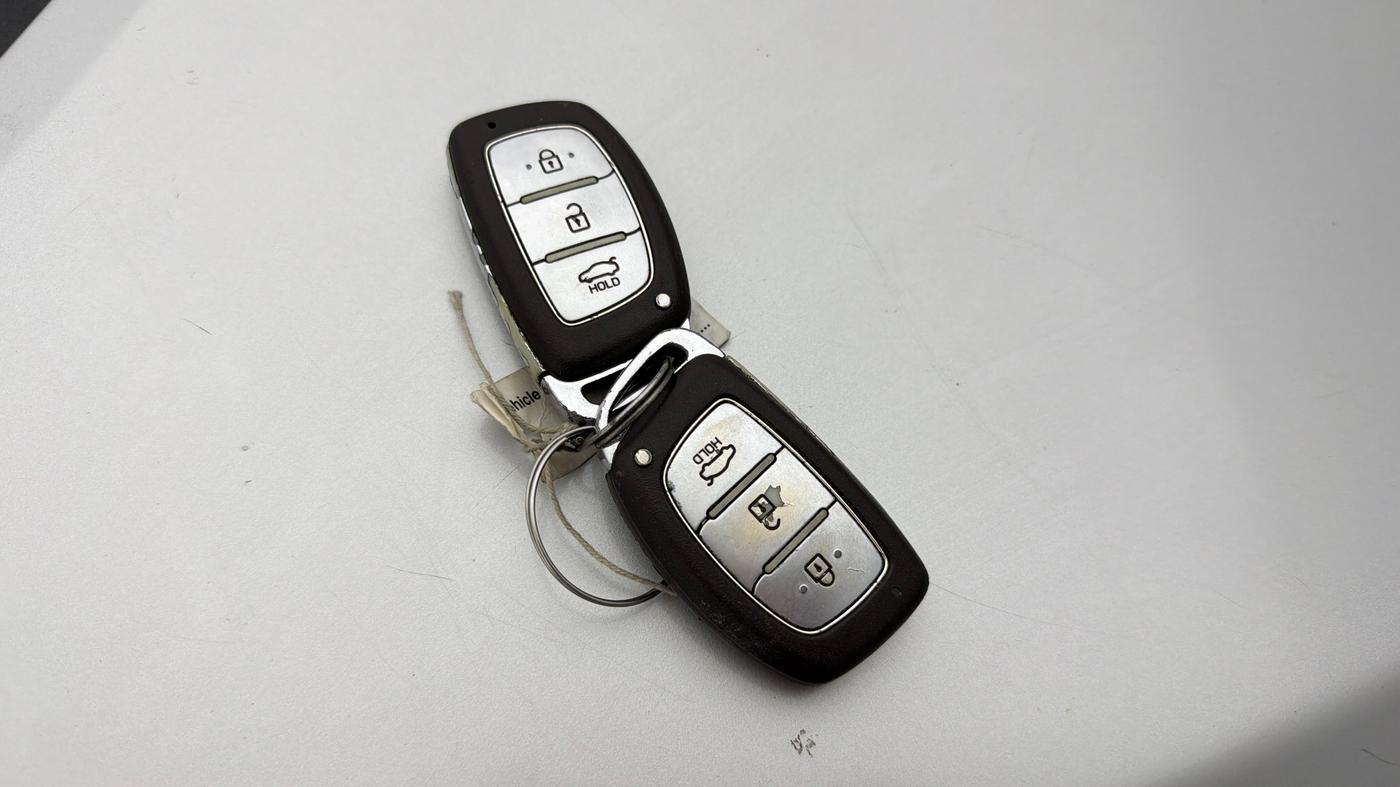 2015 Hyundai Grand i10 ASTA AT 1.2 KAPPA VTVT, Petrol, Automatic, 69,913 km, Key Close Up