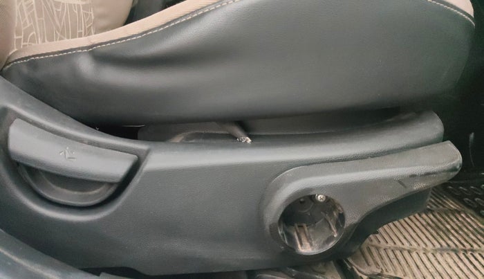 2015 Hyundai Xcent SX 1.2 (O), Petrol, Manual, 93,667 km, Driver Side Adjustment Panel