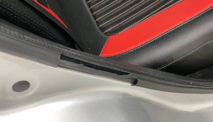 2019 Renault Kwid RXT 1.0 (O), Petrol, Manual, 55,637 km, Right rear door - Beading has minor damage