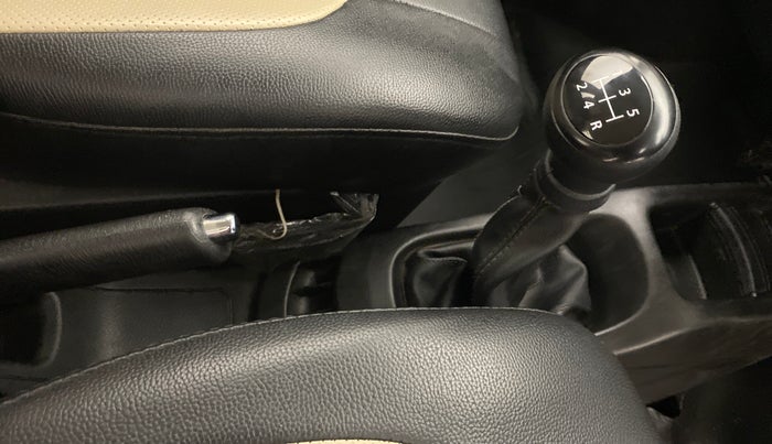 2014 Maruti Wagon R 1.0 VXI, Petrol, Manual, 64,783 km, Gear lever - Boot cover slightly torn