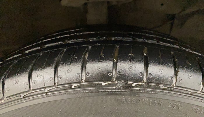 2017 Maruti Ciaz ALPHA  AT 1.4  PETROL, Petrol, Automatic, 28,176 km, Right Front Tyre Tread