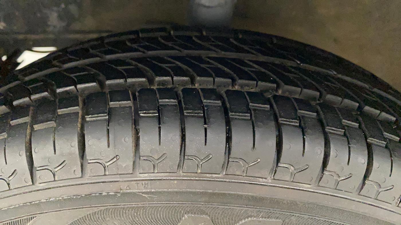 2014 Hyundai Eon ERA +, Petrol, Manual, 45,069 km, Left Front Tyre Tread