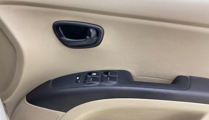 2016 Hyundai i10 MAGNA 1.1, CNG, Manual, 1,31,580 km, Driver Side Door Panels Control