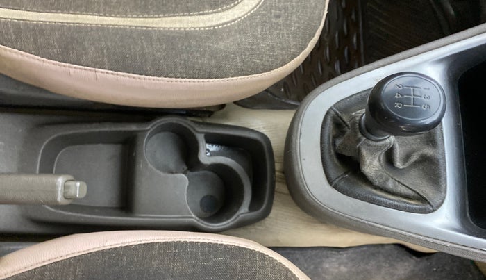 2016 Hyundai i10 MAGNA 1.1, CNG, Manual, 1,31,580 km, Gear Lever