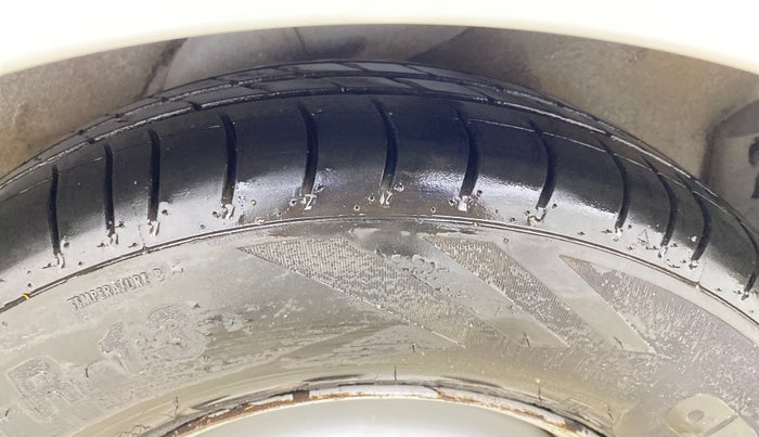 2016 Hyundai i10 MAGNA 1.1, CNG, Manual, 1,31,580 km, Left Rear Tyre Tread