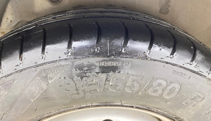 2016 Hyundai i10 MAGNA 1.1, CNG, Manual, 1,31,580 km, Right Rear Tyre Tread