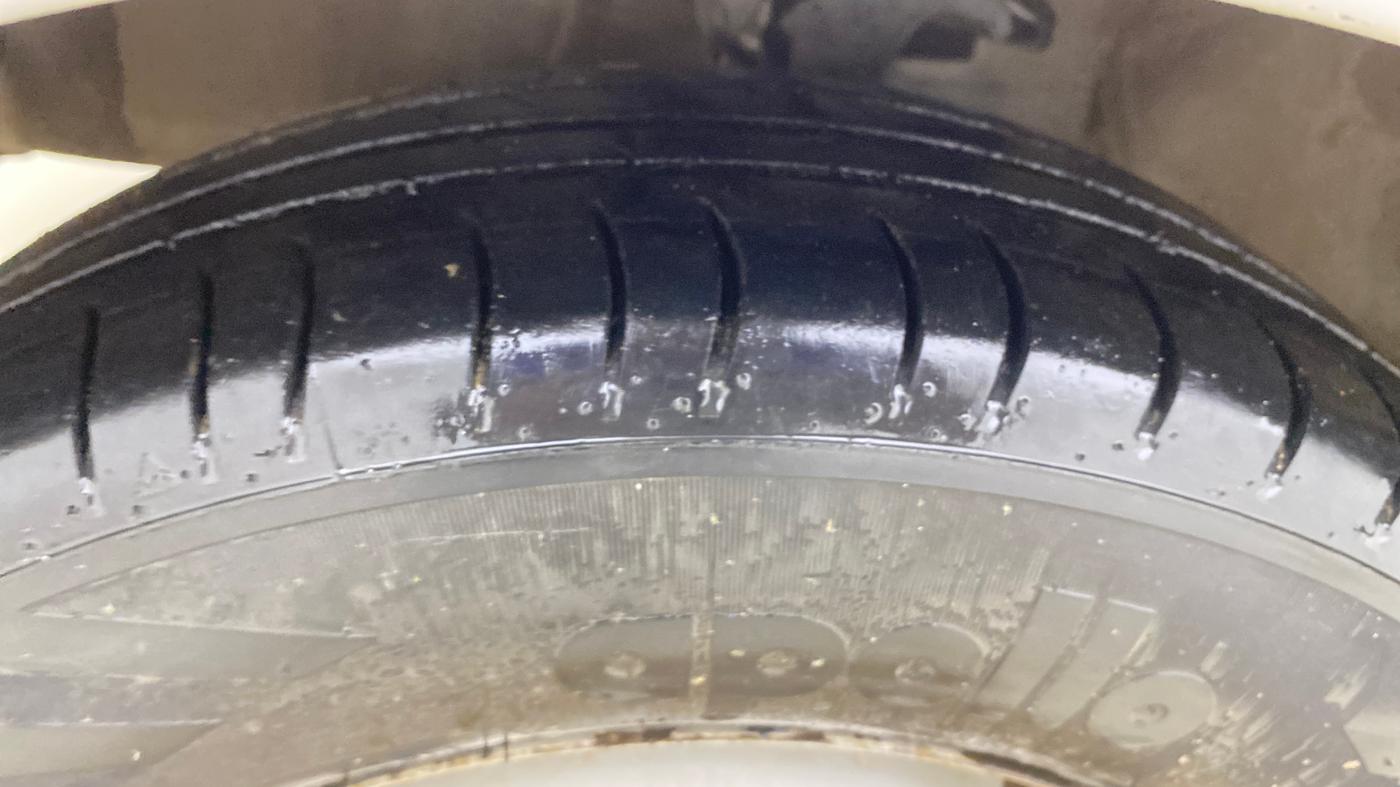 2016 Hyundai i10 MAGNA 1.1, CNG, Manual, 1,31,515 km, Left Front Tyre Tread