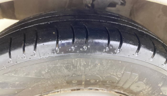 2016 Hyundai i10 MAGNA 1.1, CNG, Manual, 1,31,580 km, Left Front Tyre Tread