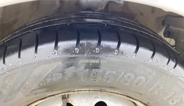 2016 Hyundai i10 MAGNA 1.1, CNG, Manual, 1,31,580 km, Right Front Tyre Tread