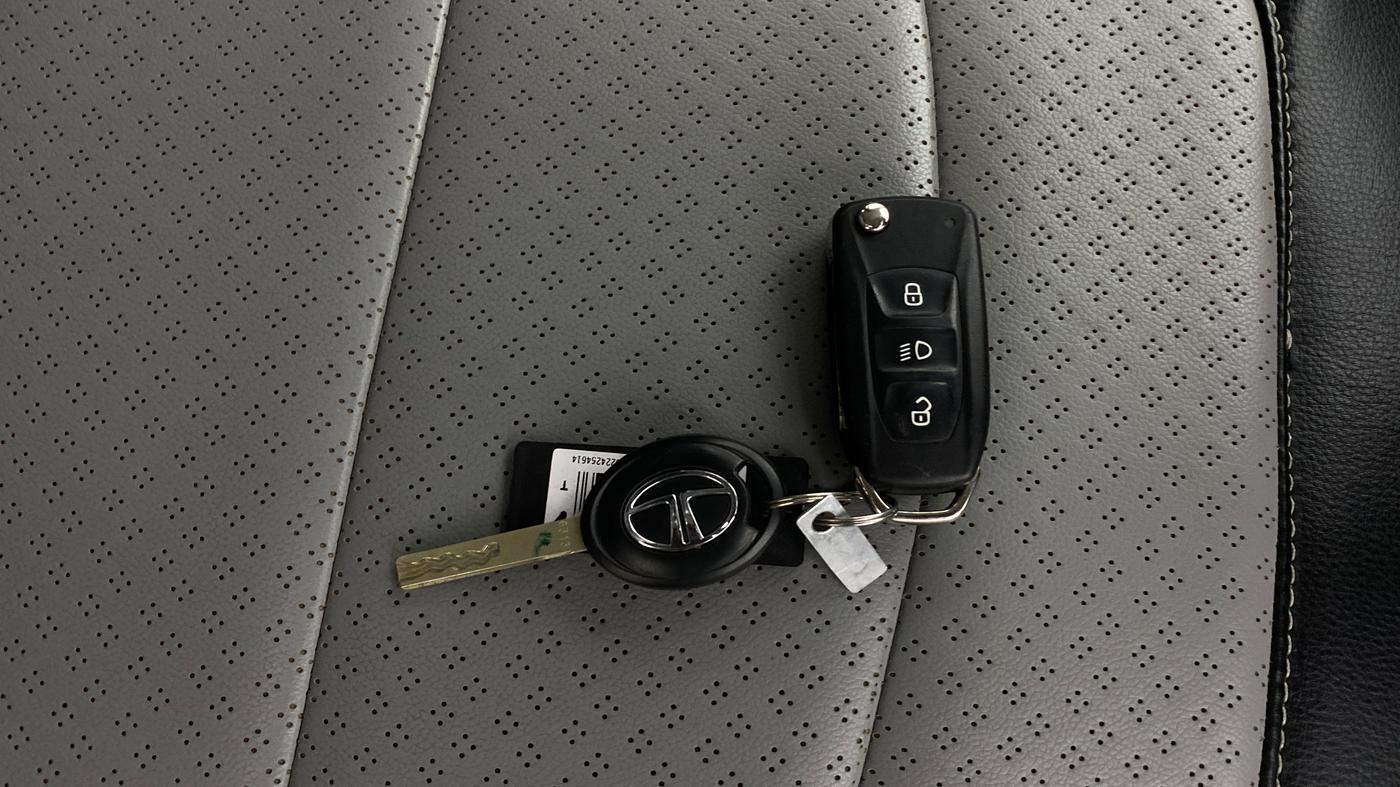 2024 Tata Tiago XT (O) PETROL, Petrol, Manual, 16,987 km, Key Close Up