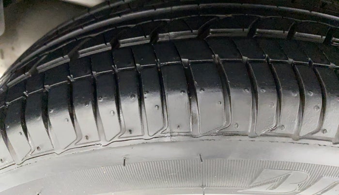 2016 Honda Jazz 1.2 V MT, Petrol, Manual, Right Rear Tyre Tread