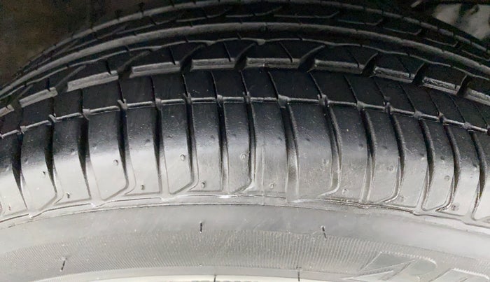 2016 Honda Jazz 1.2 V MT, Petrol, Manual, Right Front Tyre Tread