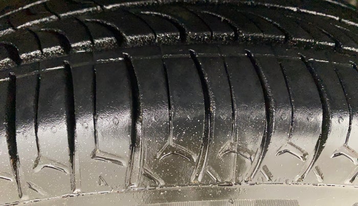 2018 Maruti Swift VXI AMT, Petrol, Automatic, 1,46,570 km, Right Front Tyre Tread