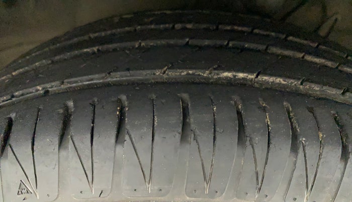 2012 Hyundai i20 SPORTZ 1.2, CNG, Manual, 52,162 km, Right Front Tyre Tread