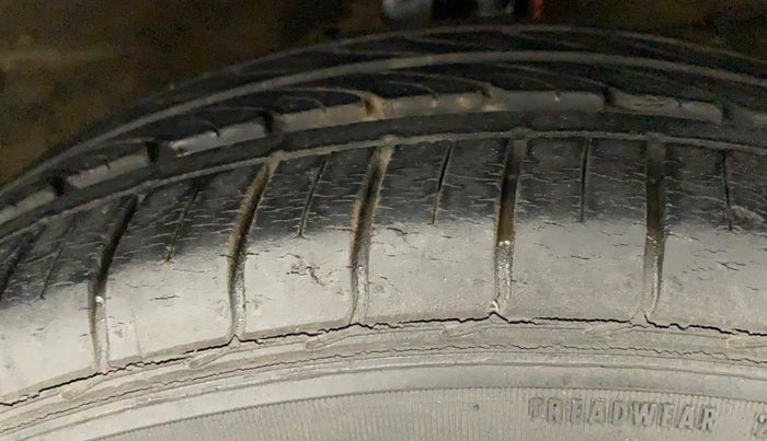 2015 Maruti Ciaz VXI+, Petrol, Manual, 17,004 km, Right Front Tyre Tread