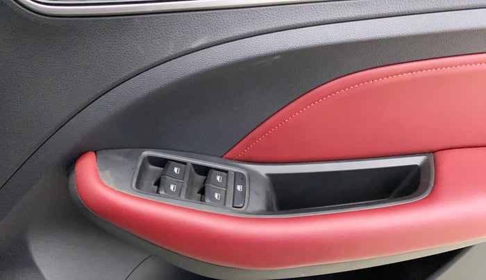 2023 MG ASTOR SAVVY 1.5 CVT S RED, Petrol, Automatic, 18,463 km, Driver Side Door Panels Control