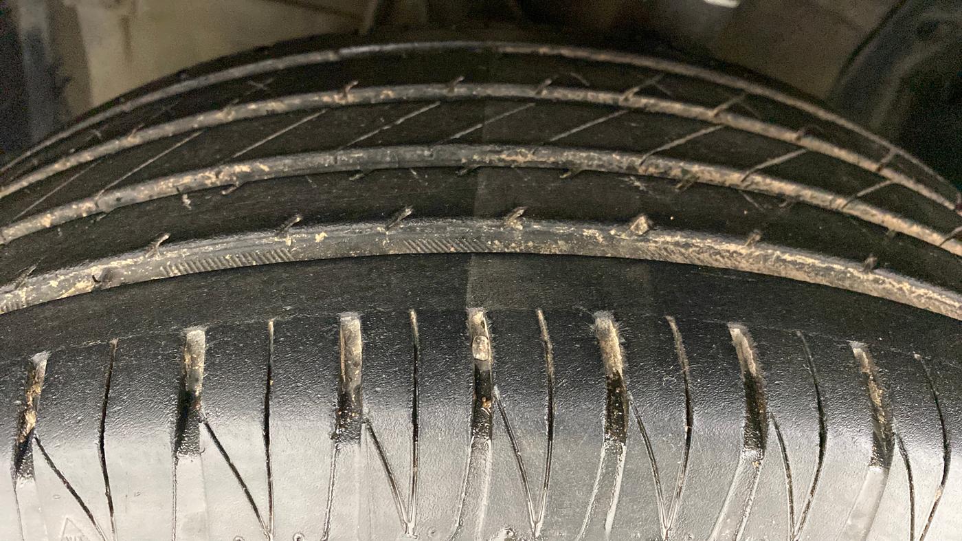 2020 Maruti Vitara Brezza ZXI+ AT SHVS DUAL TONE, Petrol, Automatic, 30,051 km, Left Front Tyre Tread