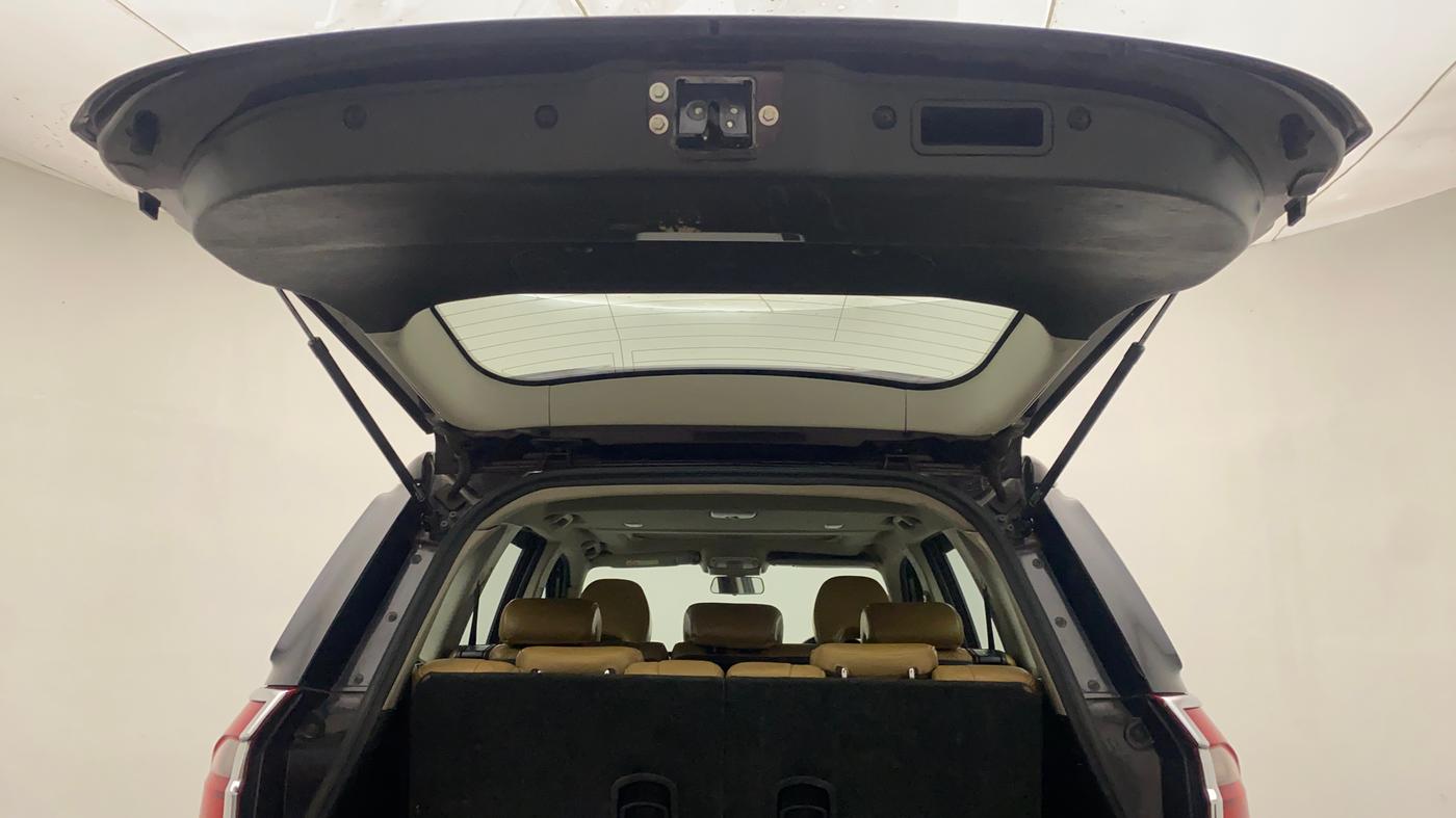 2018 Mahindra XUV500 W11, Diesel, Manual, 1,19,911 km, Boot Door Open