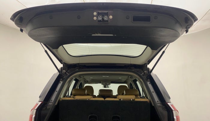 2018 Mahindra XUV500 W11, Diesel, Manual, 1,19,911 km, Boot Door Open