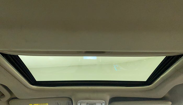 2018 Mahindra XUV500 W11, Diesel, Manual, 1,19,911 km, Moonroof/ Sunroof