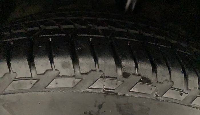 2018 Mahindra XUV500 W11, Diesel, Manual, 1,19,911 km, Right Rear Tyre Tread