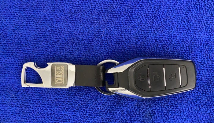 2018 Mahindra XUV500 W11, Diesel, Manual, 1,19,911 km, Key Close Up