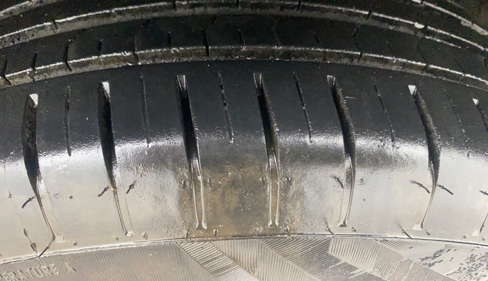 2017 Maruti Swift VXI, Petrol, Manual, 96,277 km, Right Front Tyre Tread