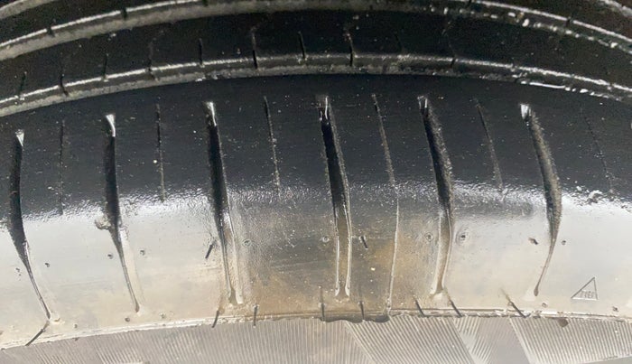 2017 Maruti Swift VXI, Petrol, Manual, 96,277 km, Left Front Tyre Tread