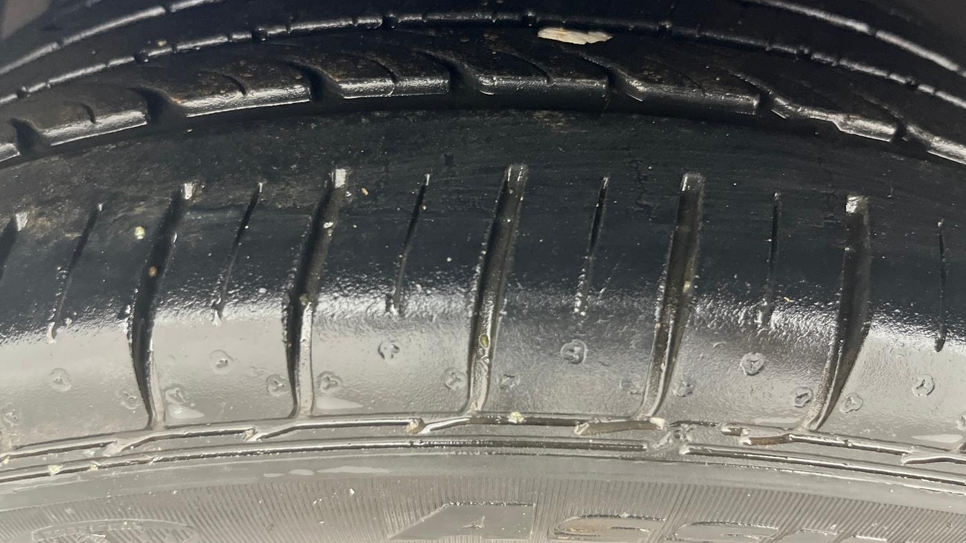 2017 Maruti Ciaz ALPHA  AT 1.4  PETROL, Petrol, Automatic, 26,512 km, Left Front Tyre Tread