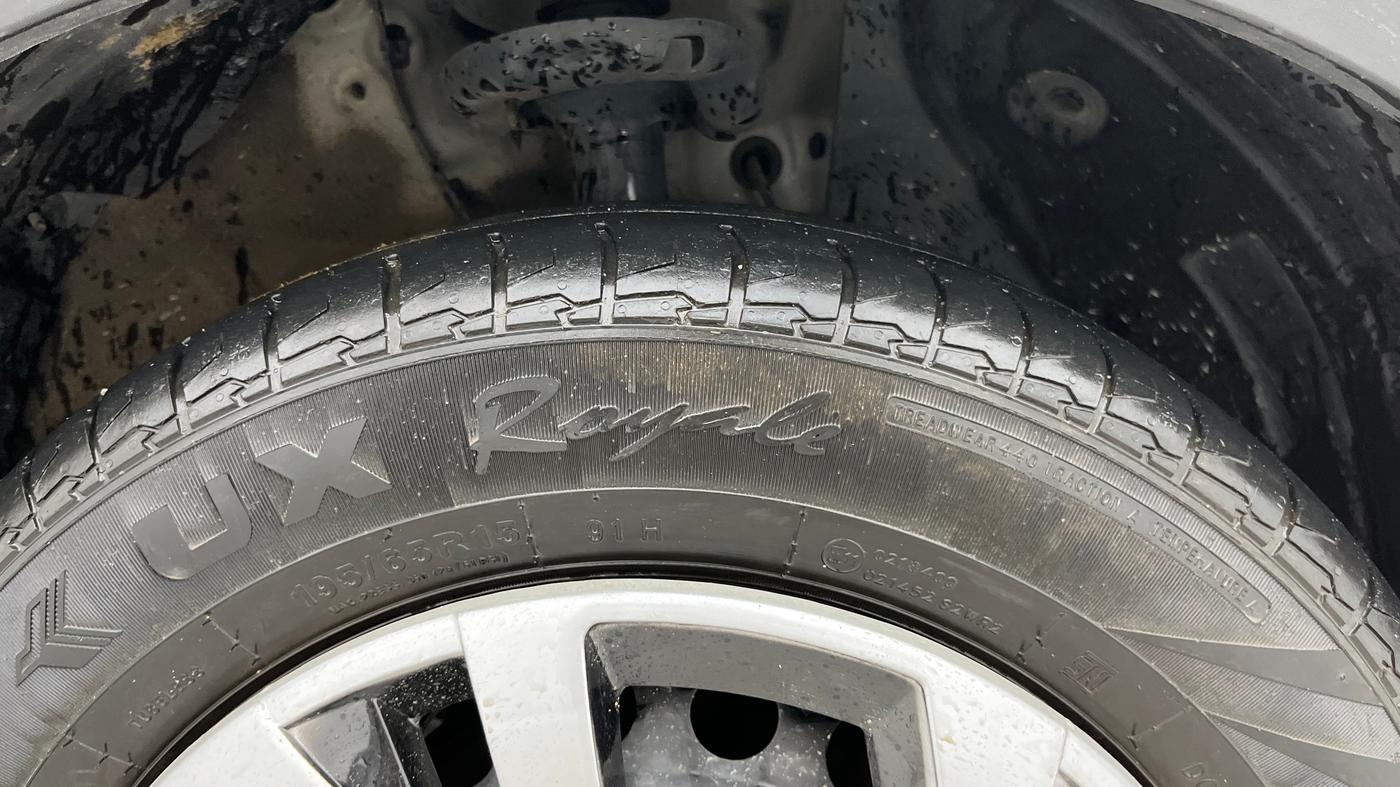 2023 KIA CARENS PRESTIGE 1.5 PETROL 7 STR, Petrol, Manual, 28,072 km, Right Front Tyre Tread