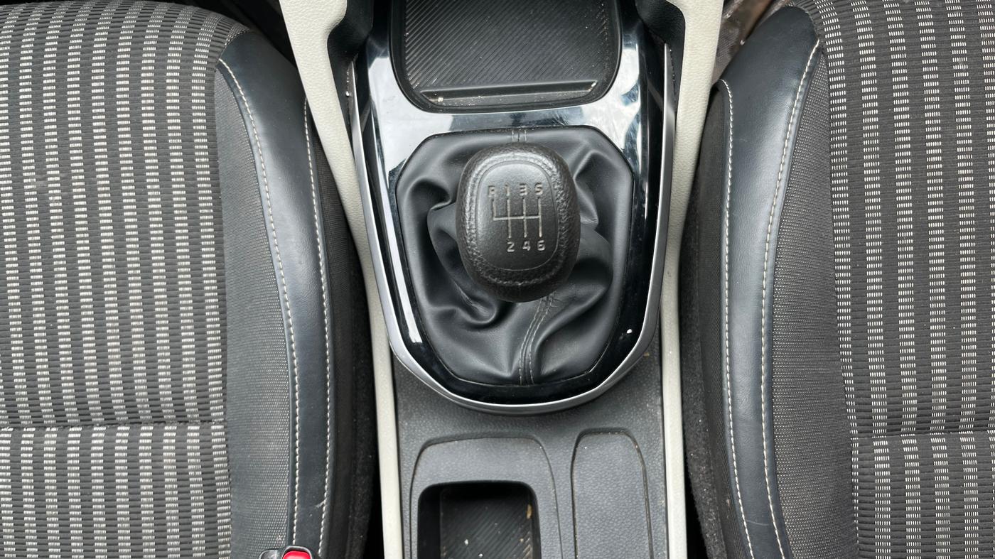 2023 KIA CARENS PRESTIGE 1.5 PETROL 7 STR, Petrol, Manual, 28,072 km, Gear Lever