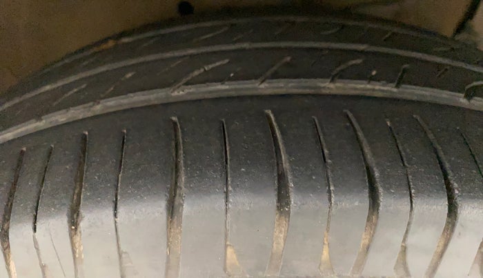 2016 Maruti Ertiga VDI SHVS, Diesel, Manual, 1,11,098 km, Right Front Tyre Tread