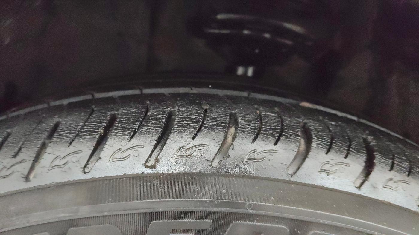 2021 Skoda KUSHAQ AMBITION 1.0L TSI AT, Petrol, Automatic, 30,889 km, Left Front Tyre Tread