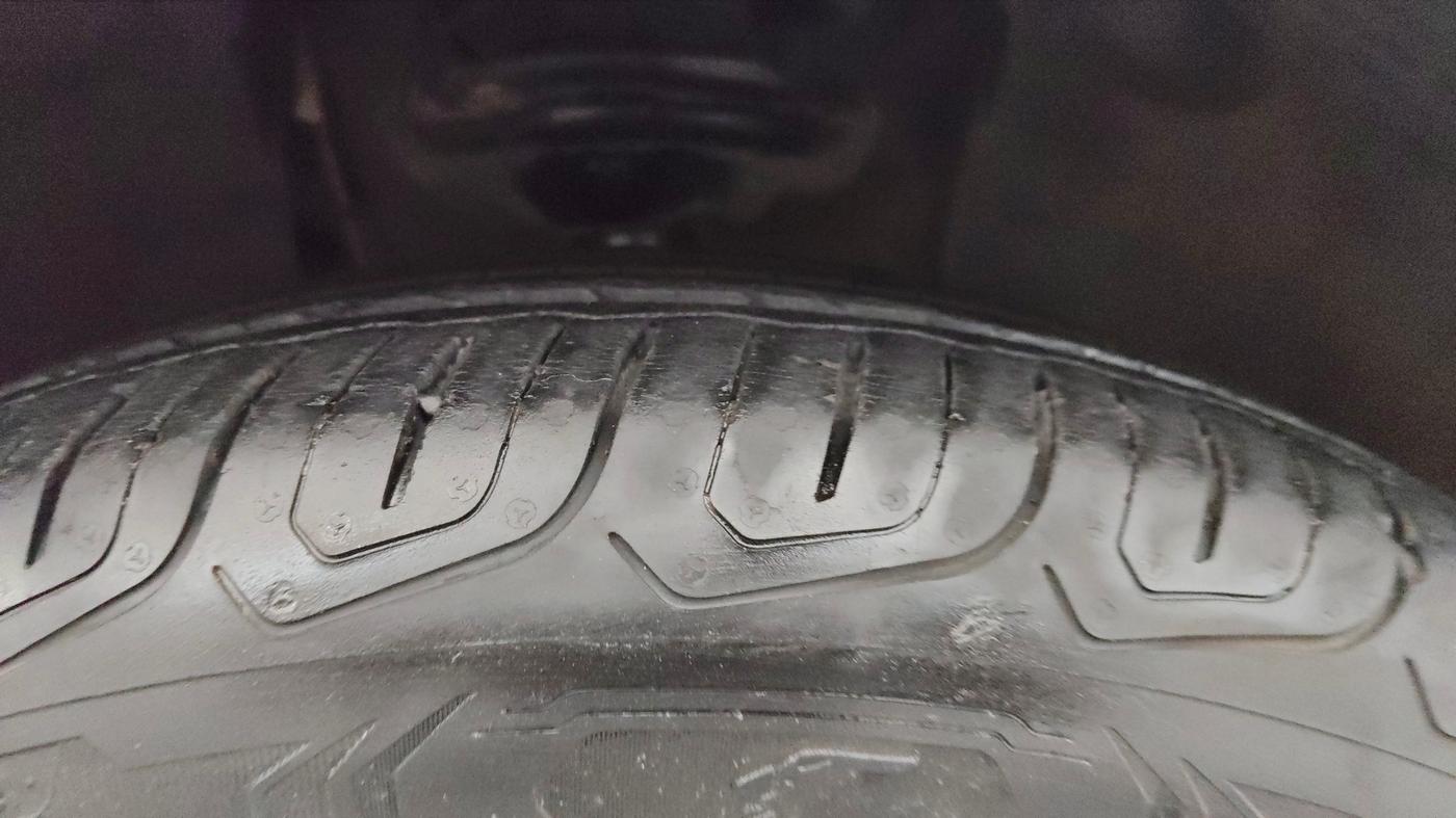 2021 Skoda KUSHAQ AMBITION 1.0L TSI AT, Petrol, Automatic, 30,889 km, Right Front Tyre Tread