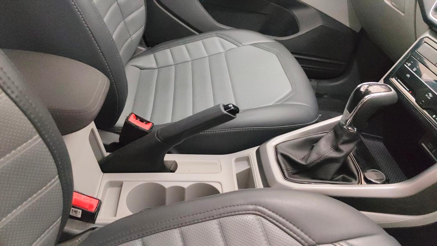 2021 Skoda KUSHAQ AMBITION 1.0L TSI AT, Petrol, Automatic, 30,889 km, Gear Lever