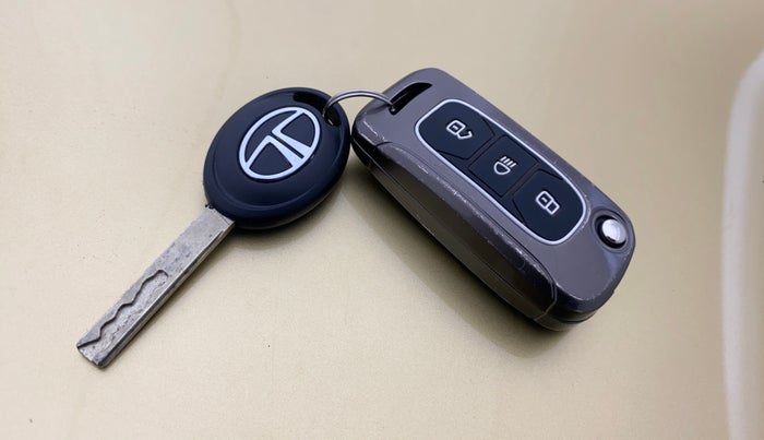 2020 Tata ALTROZ XM PLUS PETROL, Petrol, Manual, 77,454 km, Key Close Up