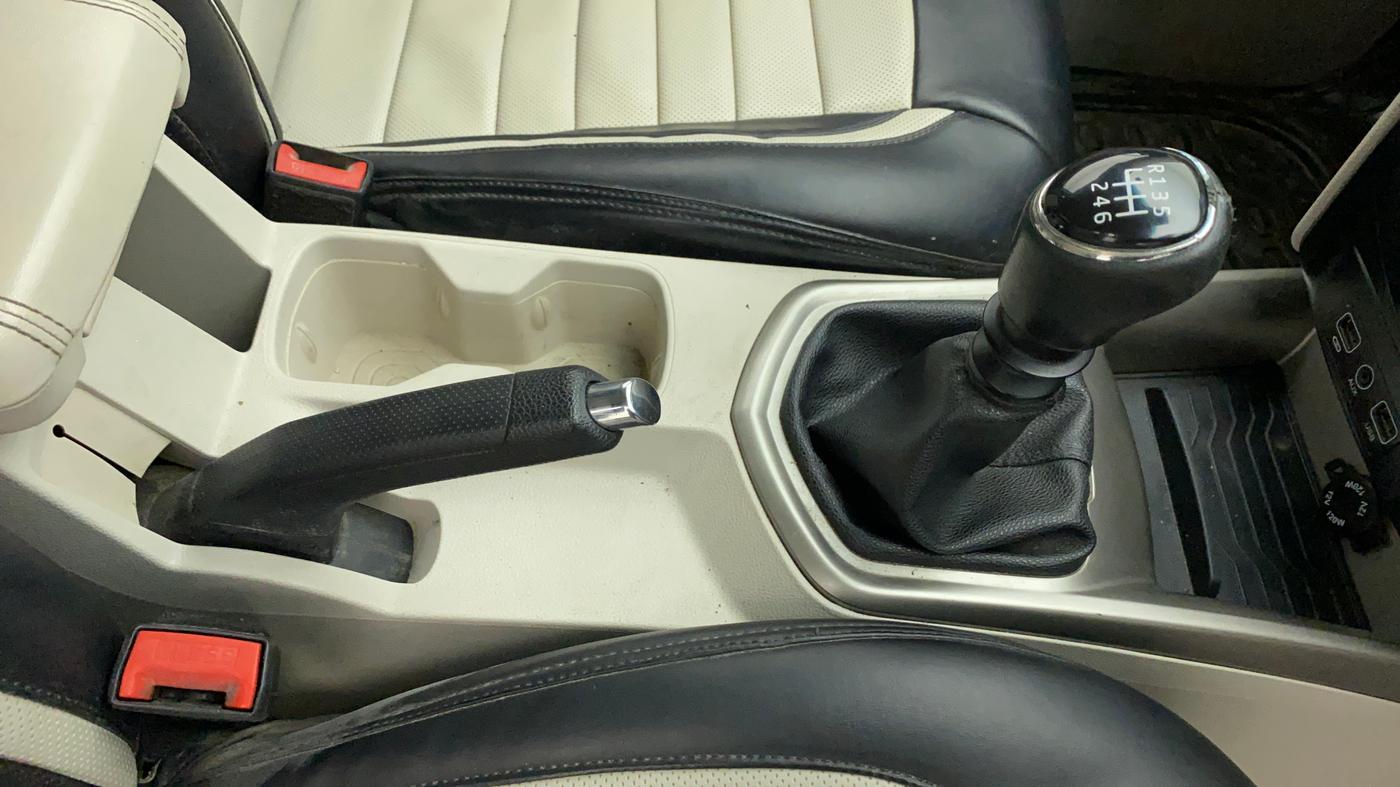 2019 Mahindra XUV300 W8 1.5 DIESEL, CNG, Manual, 71,169 km, Gear Lever