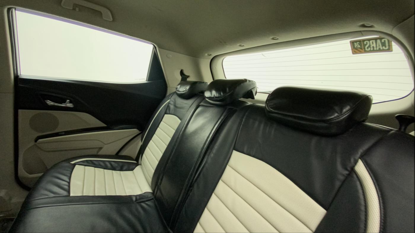 2019 Mahindra XUV300 W8 1.5 DIESEL, CNG, Manual, 71,169 km, Right Side Rear Door Cabin