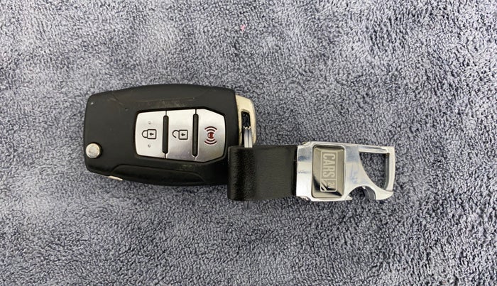 2019 Mahindra XUV300 W8 1.5 DIESEL, Diesel, Manual, 71,169 km, Key Close Up