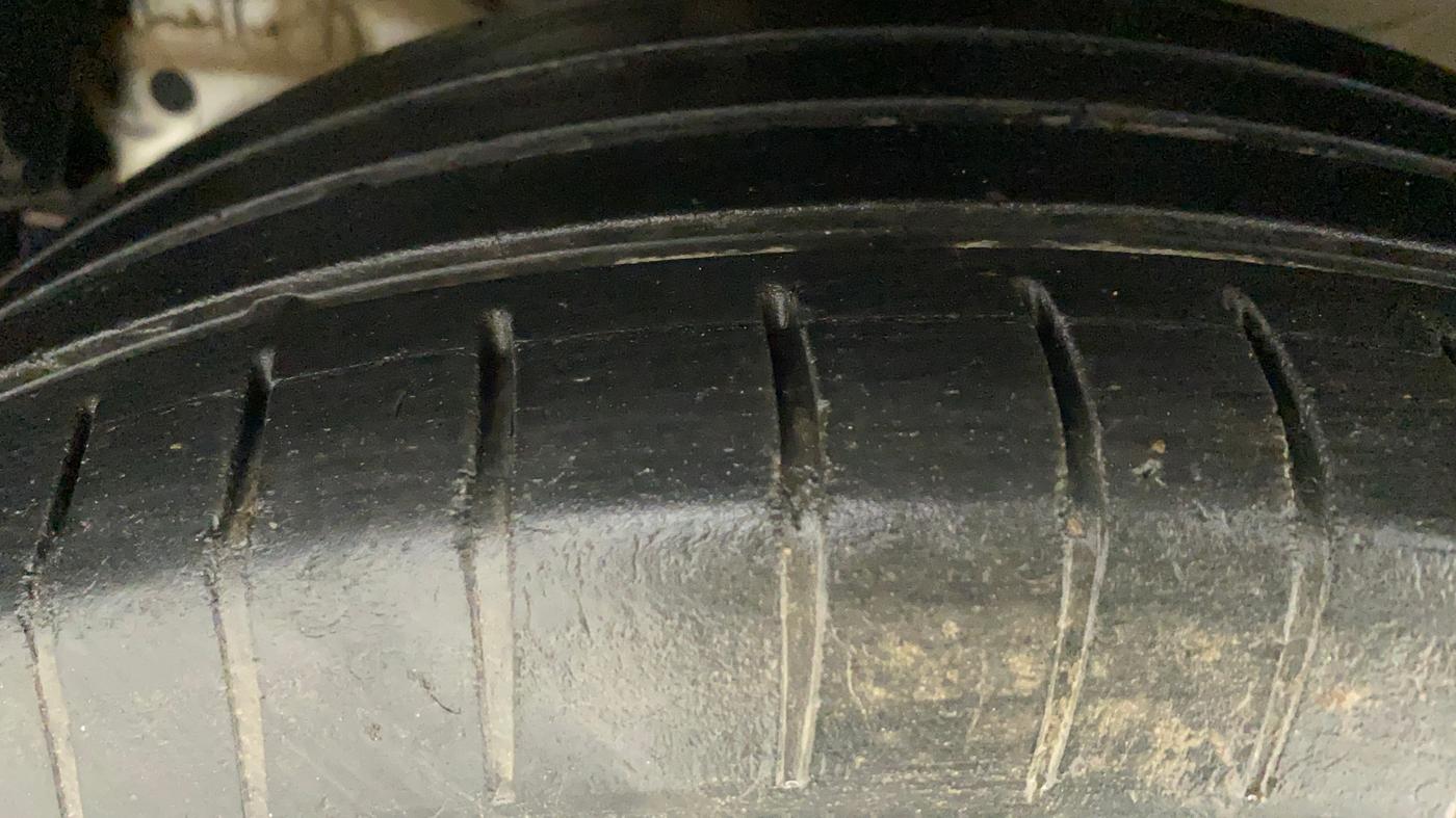 2019 Mahindra XUV300 W8 1.5 DIESEL, CNG, Manual, 71,169 km, Left Front Tyre Tread