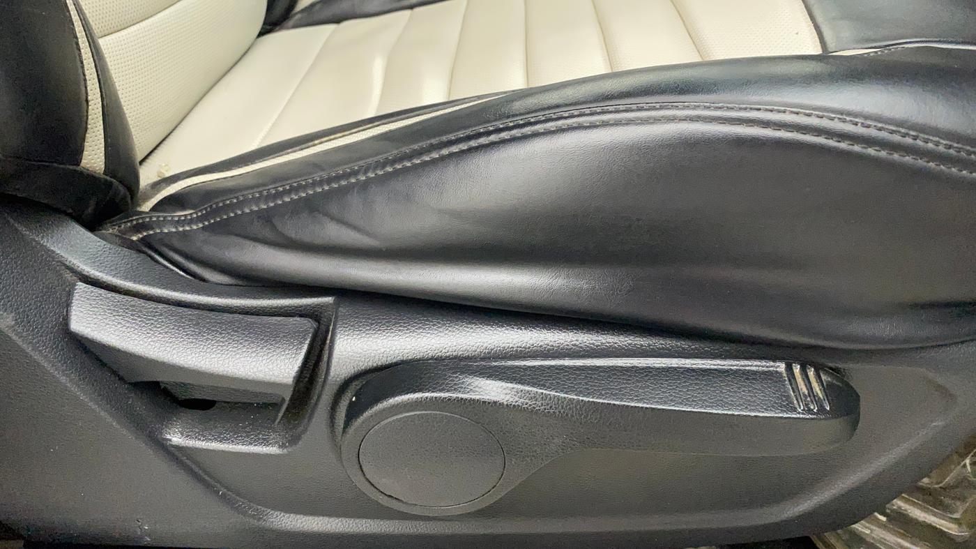 2019 Mahindra XUV300 W8 1.5 DIESEL, CNG, Manual, 71,169 km, Driver Side Adjustment Panel