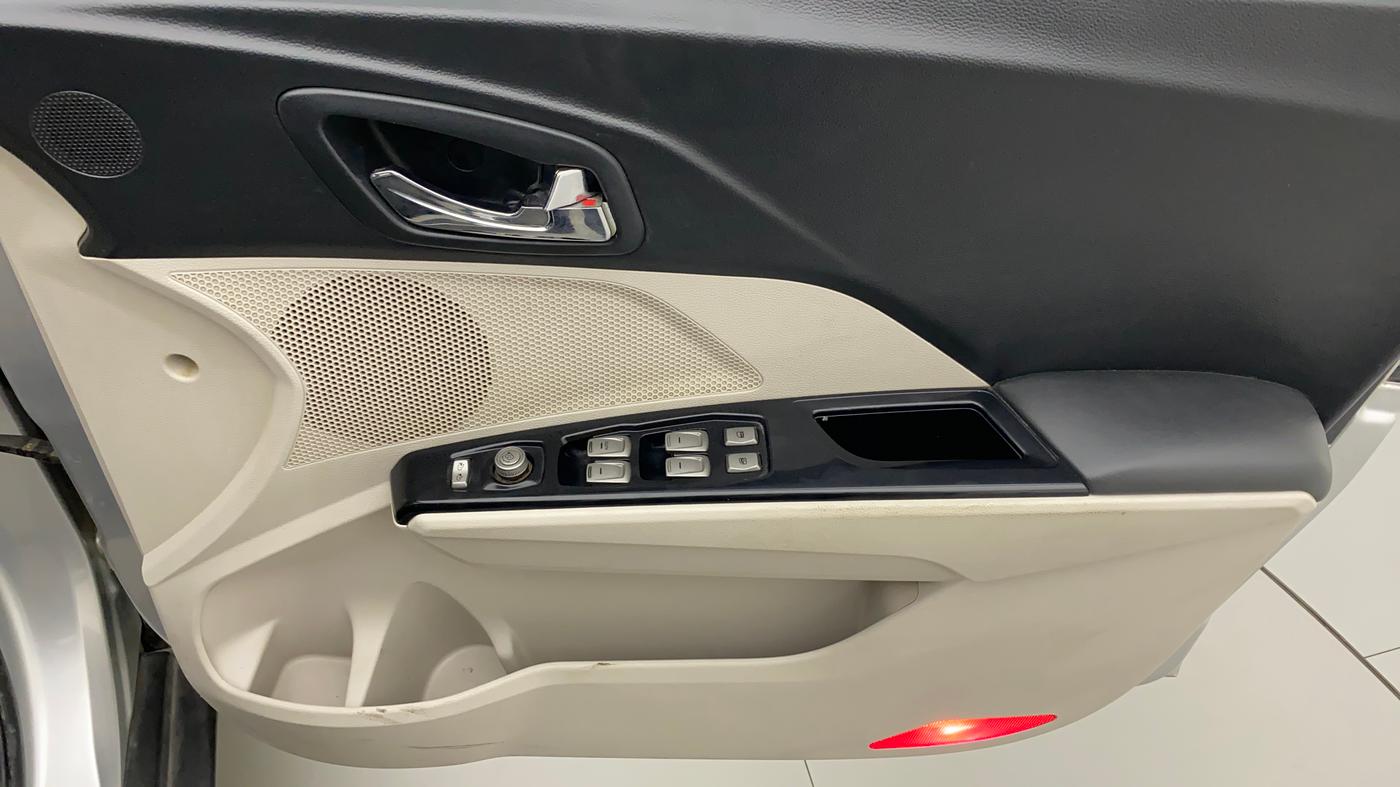 2019 Mahindra XUV300 W8 1.5 DIESEL, CNG, Manual, 71,169 km, Driver Side Door Panels Control