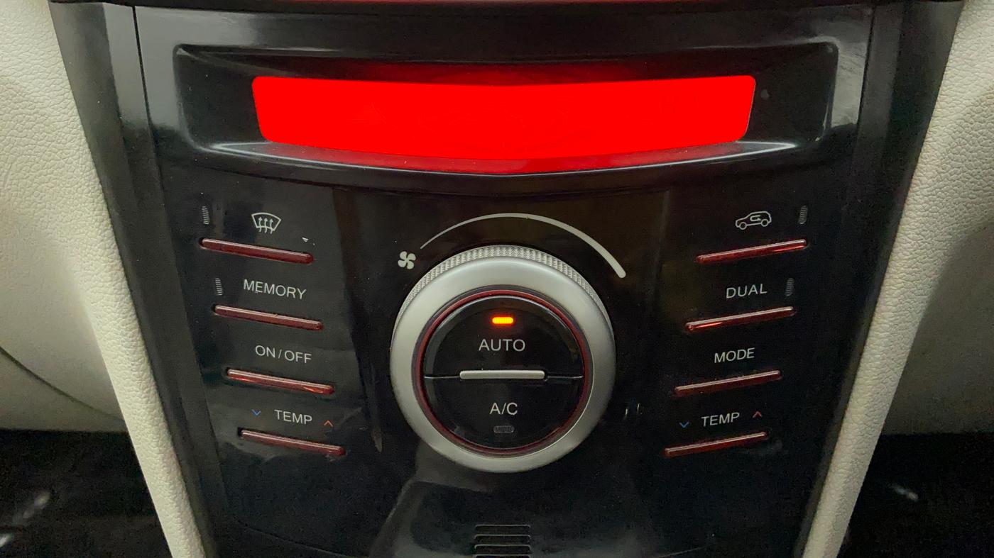 2019 Mahindra XUV300 W8 1.5 DIESEL, CNG, Manual, 71,169 km, Automatic Climate Control