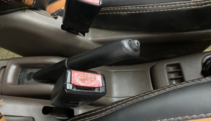 2010 Maruti Zen Estilo LXI, Petrol, Manual, 90,927 km, Gear lever - Hand brake lever cover torn