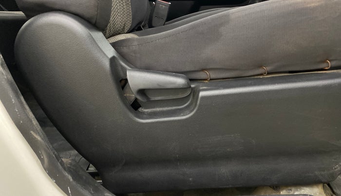 2013 Maruti Wagon R 1.0 LXI CNG, CNG, Manual, 63,165 km, Driver Side Adjustment Panel