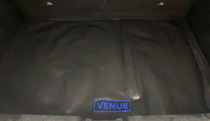 2021 Hyundai VENUE SX 1.5 CRDI, Diesel, Manual, 30,409 km, Boot Inside